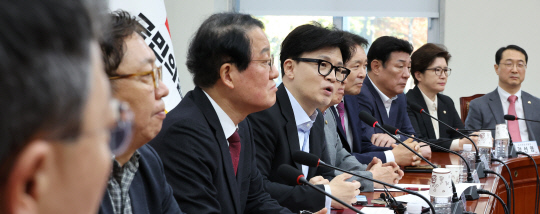 한동훈(가운데) 국민의힘 대표가 6일 오전 국회 본청에서 열린 당 국방·외교 현안관련 긴급 점검회의를 마친 뒤 마무리 발언을 하고 있다.<연합뉴스 사진>